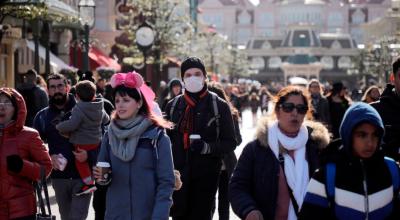 Un turista con una máscara facial protectora visita el parque temático Disneyland Paris, en Marne-la-Vallee, cerca de París, Francia, el 13 de marzo de 2020.
