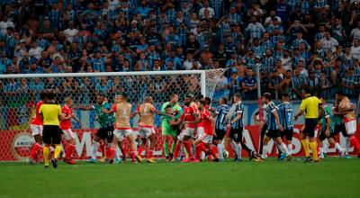 El clásico de Porto Alegre terminó con ocho jugadores expulsados, en la segunda fecha de Copa Libertadores.