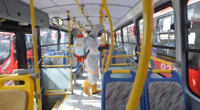 Los buses que circulan en Cuenca fueron fumigados el 16 de marzo de 2020, como medida de prevención para evitar la propagación de coronavirus.