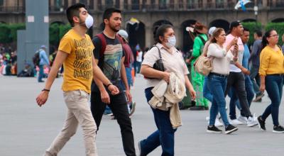 Personas con mascarillas caminando en la Ciudad de México.