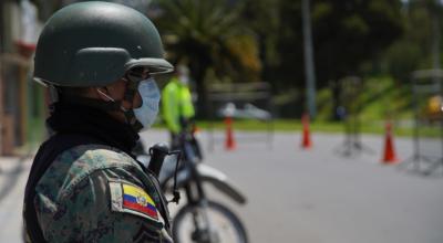 Agentes controlan los salvoconductos durante el toque de queda por la emergencia del coronavirus en Quito, el 19 de marzo de 2020.