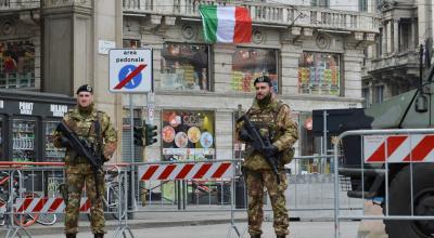 Soldados están desplegados en toda Italia, ante la pandemia por el coronavirus.