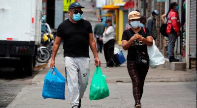 Ciudadanos se abastecen de productos en Quito el 19 de marzo de 2020, durante la cuarentena para evitar la propagación del coronavirus.