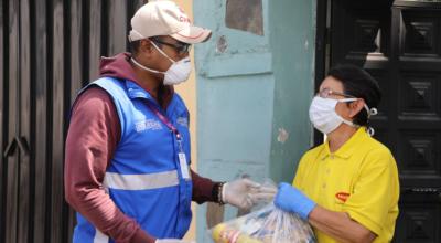 Personal del Municipio de Quito entrega ayudas humanitarias a personas en situación vulnerable por la crisis del Covid-19.