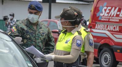 Efectivos de las Fuerzas Armadas y de la Policía Nacional durante un control en Guayaquil, el viernes 20 de marzo de 2020.