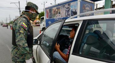 Ciudadanos se abastecen de comida durante la restricción de circulación en Guayaquil este 23 de marzo de 2020.