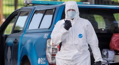 Miembro de la policía con traje de protección contra el Covid-19 realiza controles durante la cuarentena obligatoria en Argentina.