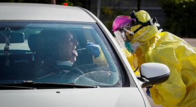 Un sanitario realiza pruebas móviles de coronavirus junto al hospital Militar de Sevilla, España.