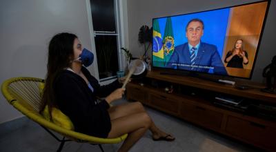 Una mujer con una máscara protesta golpeando una olla, durante una declaración de Bolsonaro, este 24 de marzo.