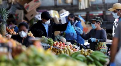 Vendedores en el Mercado Mayorista de Quito, el 21 de marzo de 2020, durante la emergencia sanitaria por el coronavirus.