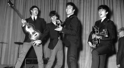 The Beatles en un escenario, en 1963, año en el que lanzaron su primer disco.