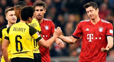 Thomas Delaney (I), del Dortmund y Robert Lewandoski (D), del Bayern, se saludan después de un ´partido de la Bundesliga el 6 de abril de 2019.