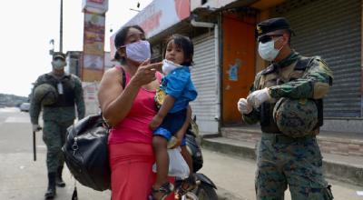 Militares controlan la circulación en Guayaquil, en el sector de la Casuarina, conocida como la entrada de la 8, el 26 de marzo de 2020.