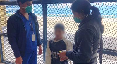 Un detenido por incumplir el toque de queda es valorado por personal médico en la Cárcel de Latacunga, el 16 de mayo de 2020.
