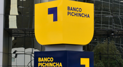 Imagen de la fachada de una de las agencias del Banco Pichincha, en el norte de Quito en marzo de 2020.