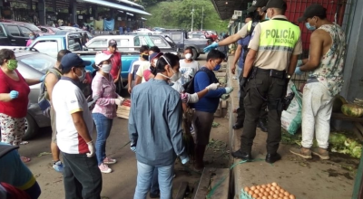 El intendente del Guayas, Álvaro Nieto, durante un operativo en el mercado de Montebello.