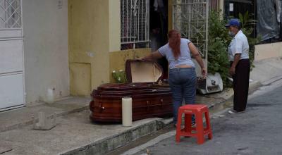 Una mujer mira el ataúd de su madre, que presuntamente falleció por coronavirus en Guayaquil el 31 de marzo de 2020.