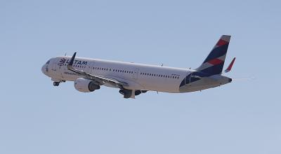 Imagen de uno de los aviones comerciales de Latam Airlines.