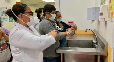 Personal médico de Solca enseña a los pacientes sobre el correcto lavado de manos, el 31 de marzo de 2020