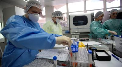 Trabajadores del Laboratorio Central de Salud Pública de Brasilia estudian pruebas de Covid-19 el viernes 27 de marzo, en Brasilia.