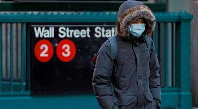 Hombre caminando en Nueva York, cerca de Wall Street, epicentro del mercado financiero mundial.