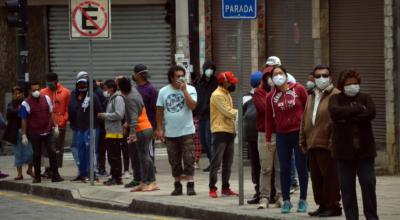 Filas de personas en Cuenca, en medio de la emergencia sanitaria. Lunes 30 de marzo de 2020.