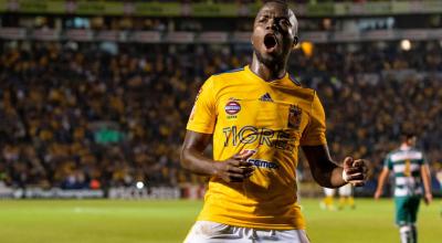 Enner Valencia, mientras festeja un gol en Tigres de México en un partido por la liga local.