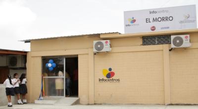 Fachada del infocentro El Morro, ubicado en la provincia del Guayas, durante una capacitación el 16 de octubre de 2013.