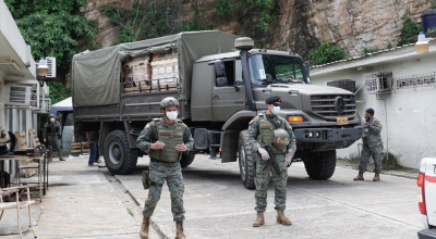 Militares durante el operativo de incautación de mascarillas N-95.