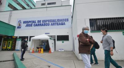 Personal ingresa al Hospital de especialidades José Carrasco Arteaga del IESS, en Cuenca el 4 de abril de 2020.