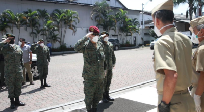 El general Luis Lara saluda al comandante Darwin Jarrín durante su llegada a Guayaquil el pasado 3 de abril. 