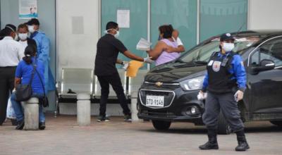 Pacientes y familiares esperan en las inmediaciones del Hospital Guasmo Sur, en Guayaquil, el 2 de abril de 2020.