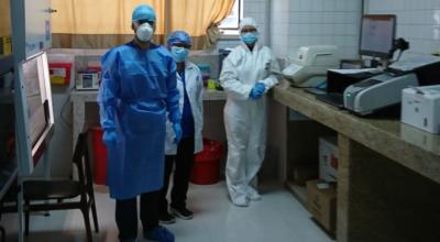 Personal médico durante su jornada de trabajo en uno de los hospitales públicos de Quito.