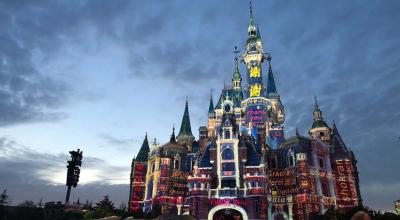 En los parques temáticos de Disney agradecieron a los profesionales de la salud por su labor durante la pandemia.