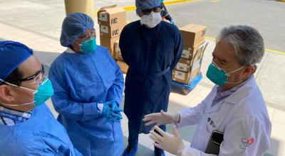 El ministro de Salud, Juan Carlos Zevallos, durante una visita al hospital de Sante Elena, el 4 de abril de 2020.