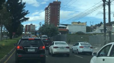 Circulación vehicular en la Avenida Occidental, de Quito.