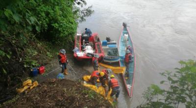 Personal de OCP realizó este 8 de abril una inspección en el río Coca para conocer los alcances de la ruptura del oleoducto.