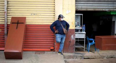 Un taller metalmecánico prepara ataúdes de metal en Guayaquil, el 8 de abril de 2020, para las víctimas de Covi-19.