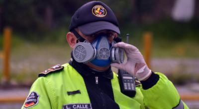 Agente de tránsito en un control de seguridad en Cuenca, 10 de abril de 2020.