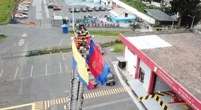 El bombero Luis Quimbita, subido en una grúa, interpretando Guayaquileño madera de Guerrero, este lunes 13 de abril. 