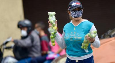 Una mujer vende limones el 14 de abril de 2020 en las calles de Guayaquil, una ciudad con altos índices de informalidad y afectada por la crisis del coronavirus. 