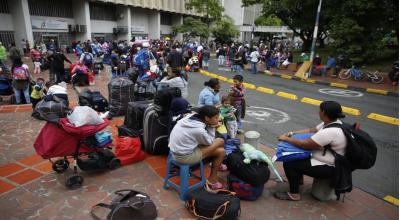 Unos 200 inmigrantes venezolanos procedentes de Ecuador salieron desde Colombia con destino a su país, el 14 de abril. 