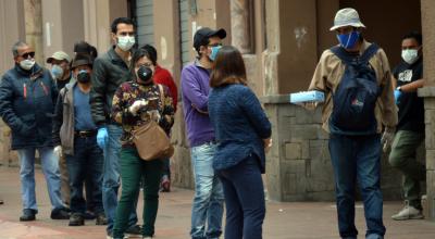 Ciudadanos en el Centro Histórico de Cuenca, el 14 de abril de 2020, antes del inicio del toque de queda.