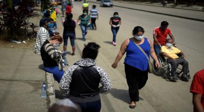 Personas recorren los exteriores de un hospital para pacientes de Covid-19 en Guayaquil, el 16 de abril. 