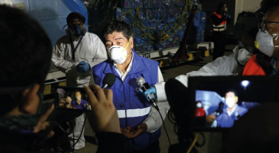 El alcalde de Quito, Jorge Yunda, durante la llegada de 5.000 pruebas de coronavirus para la capital.