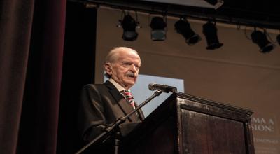 El médico Rodrigo Crespo Toral en el acto de lanzamiento de sus memorias "Del estigma a la inclusión:  mi testimonio", el 2 de mayo de 2017. 