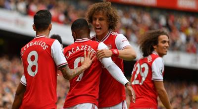 Los futbolistas del Arsenal festejan un gol en el estadio Emirates, en Londres.