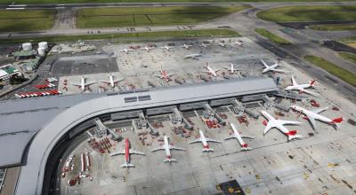 Fotografía aérea que muestra una flota de aviones detenida, en su mayoría de la aerolínea Avianca el jueves 2 de abril de 2020 en el Aeropuerto El Dorado, durante un sobrevuelo de la Fuerza Aérea de Colombia por Bogotá.