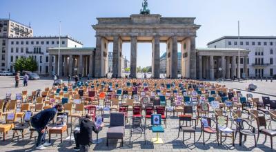 Cientos de sillas han sido colocadas ante la Puerta de Brandemburgo en Berlín, Alemania, el viernes 24 de abril. El sector de la hostelería alemana protesta contra la falta de garantías y ayudas a corto plazo para el sector .