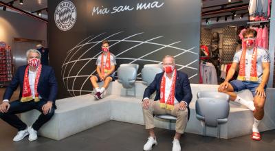 Los futbolistas Joshua Kimmich y Leon Goretzka posan con la mascarilla, en la tienda oficial del club, este 25 de abril.